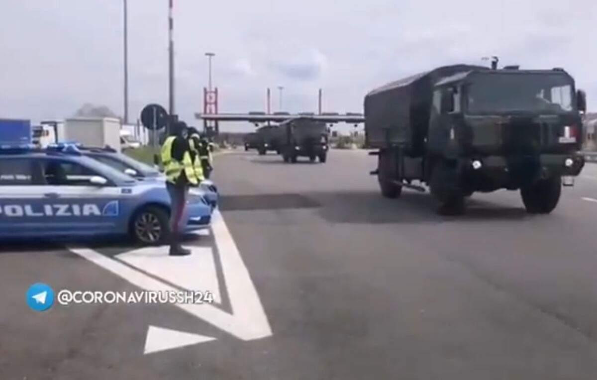 Potresni prizori iz Italije: Policija salutira konvoju s umrlima od koronavirusa