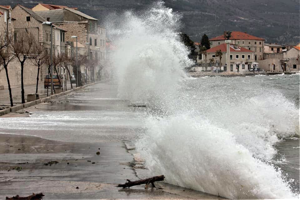 Zbog olujnih udara juga, sve izraženiji problemi u prometu morem: Pogledajte višemetarske valove u Kaštelima