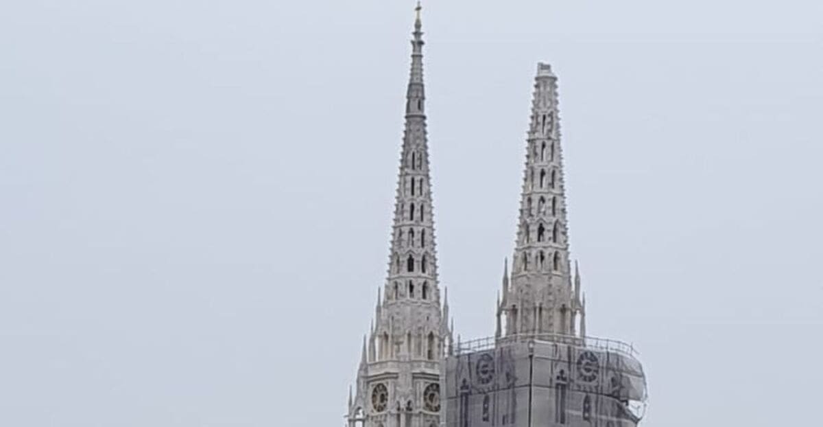 PRIZORI IZ ZRAKA Sa Zagrebačke katedrale otpao krov, u bolnicama vlada šok