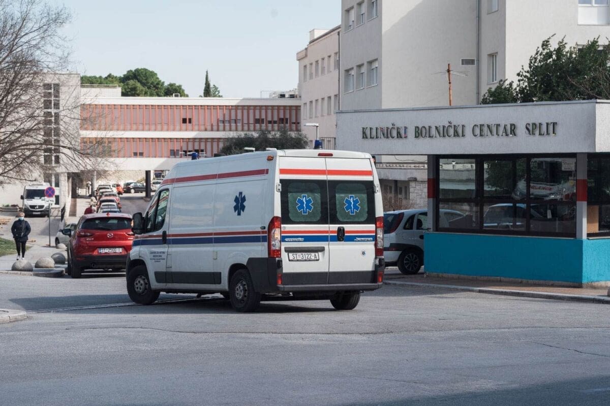 Osoba s višestrukim ozljedama se hitno helikopterom prebacuje u KBC Split