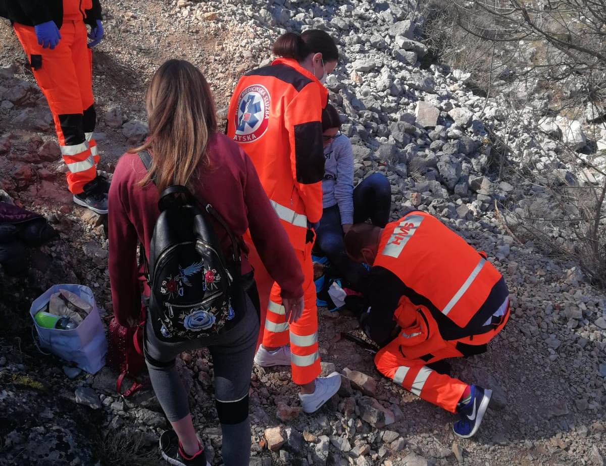 NESREĆA KOD IZVORA CETINE Mlađu žensku osobu spašavalo sedam gorskih spašavatelja