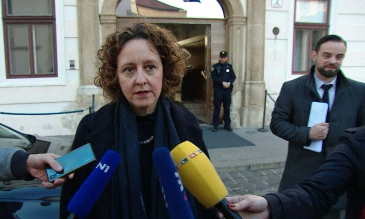 JOŠ DRASTIČNIJE MJERE Otkazuju se sva okupljanja iznad 100 ljudi?