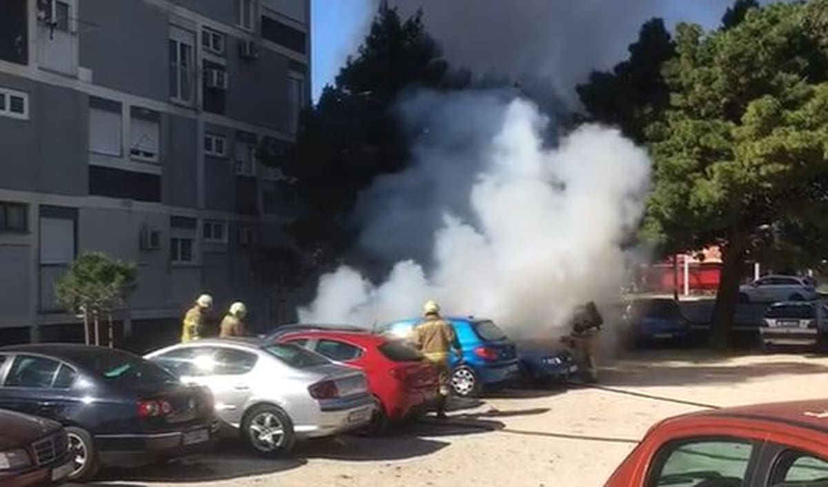 Potpuno izgorio: Požar "progutao" Citroen u Splitu
