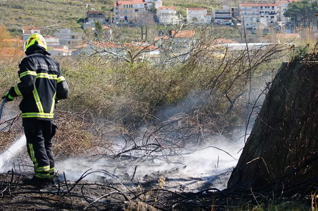OPĆA ZABRANA PALJENJA VATRE Brojni požari i sigurnost vatrogasaca prelomili