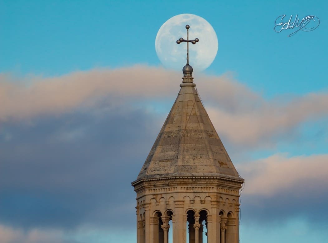 ČAROLIJA IZNAD SPLITA Pogledajte fotografije punog Mjeseca koji je "nasjeo" na katedralu Sv. Duje