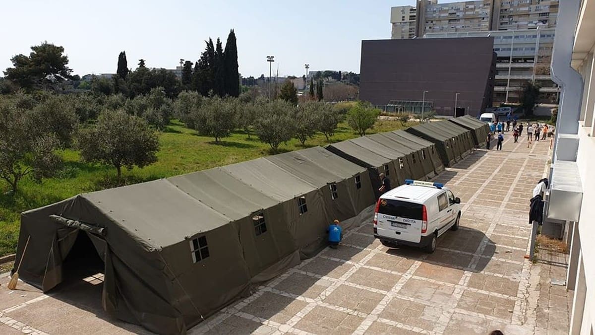 TRIJAŽNI PUNKTOVI NA KRIŽINAMA I splitski izviđači marljivo rade na podizanju šatora