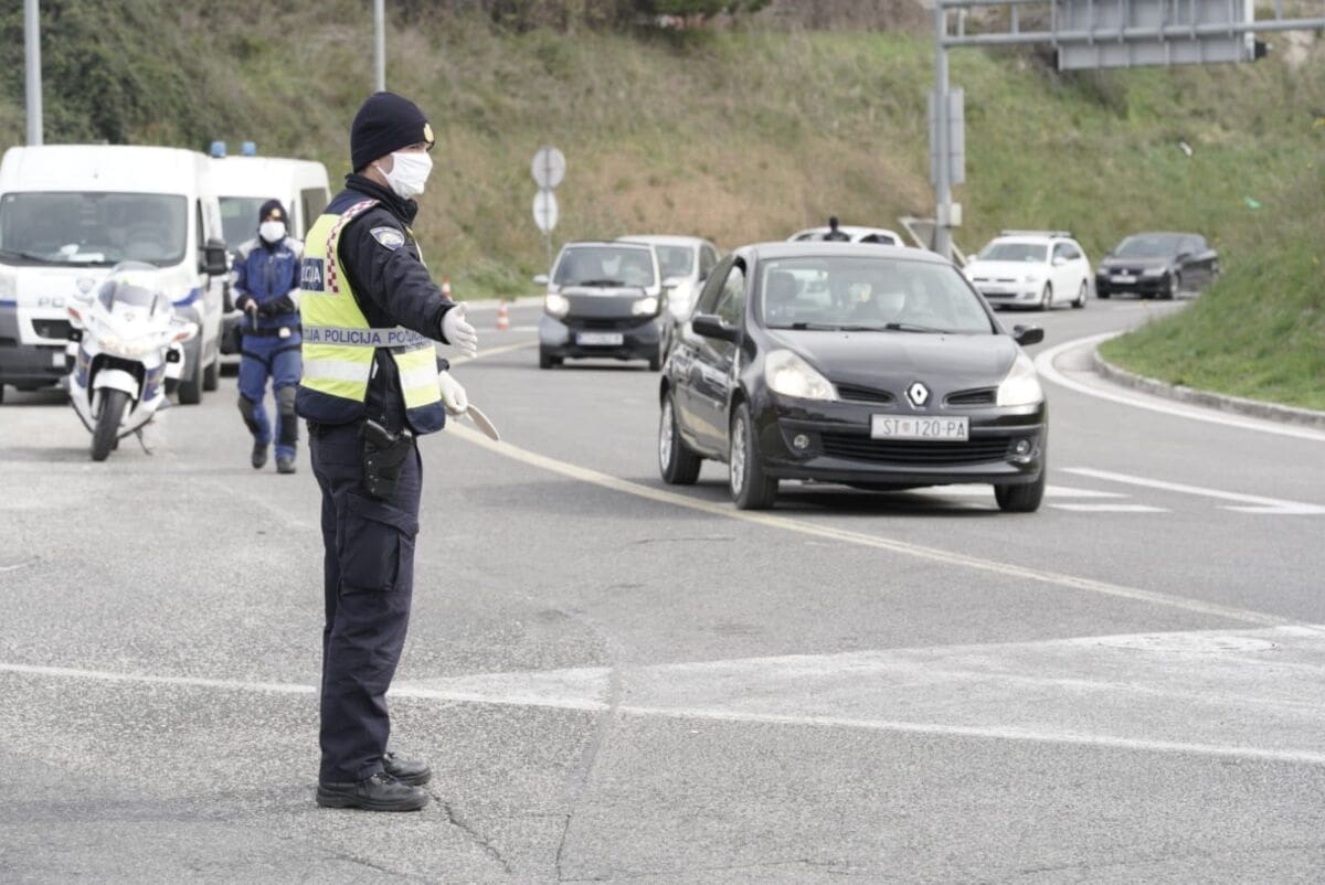 KAKO IZGLEDA POLICIJSKI PUNKT KOD SOLINSKOG ROTORA? "Molimo građane da prilazeći punktu pripreme osobnu iskaznicu i propusnicu"