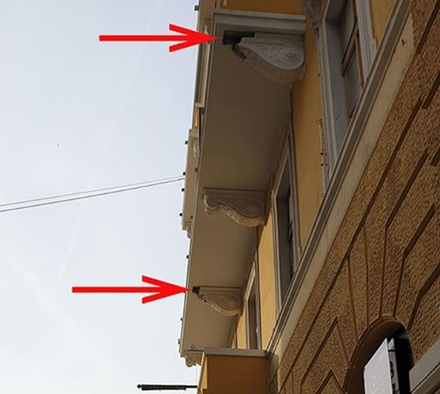 Prije dva mjeseca padali dijelovi po šetnici: Uklonjena ograda koja je štitila pješake od urušavanja balkona