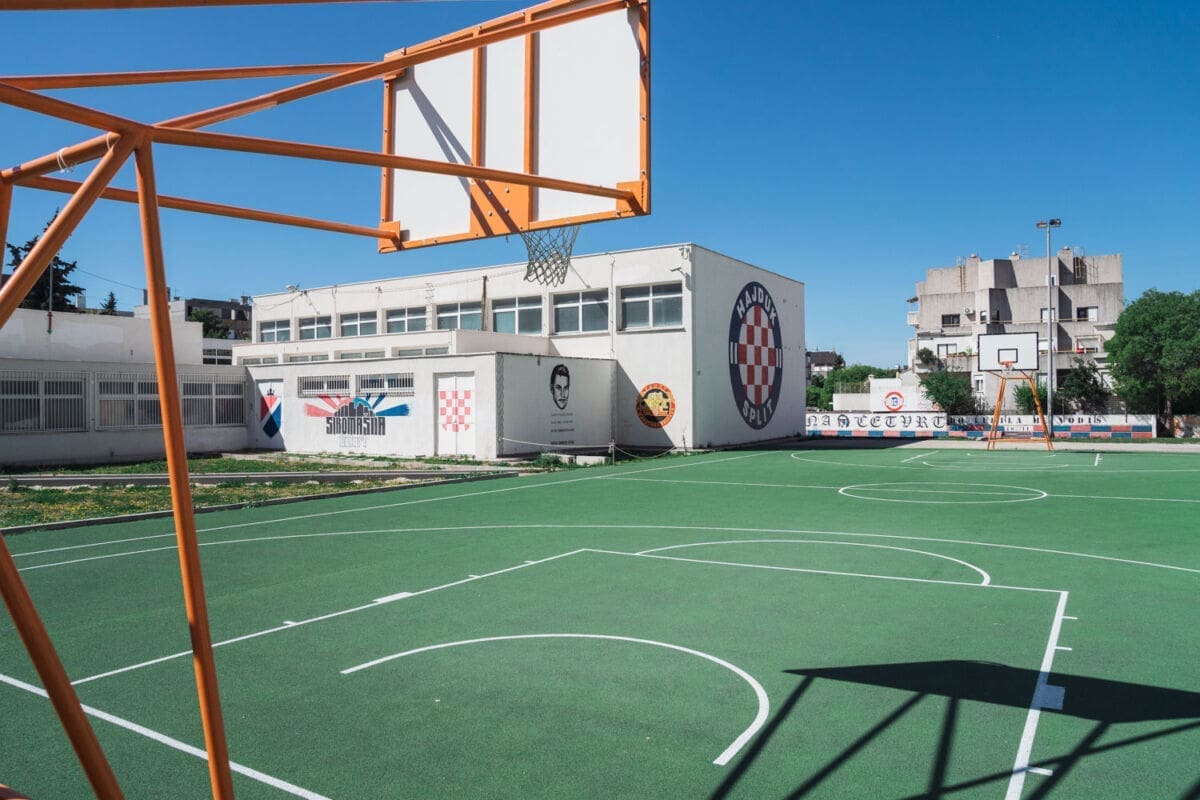 VIDEO Uništavali imovinu Osnovne škole Plokite. Loptom i nogom na prozor