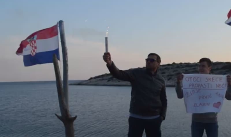'OTOCI SREĆE PROPASTI NEĆE' Pljesak, zastave, bengalke i transparenti: Otočani dali podršku kapetanima i mornarima