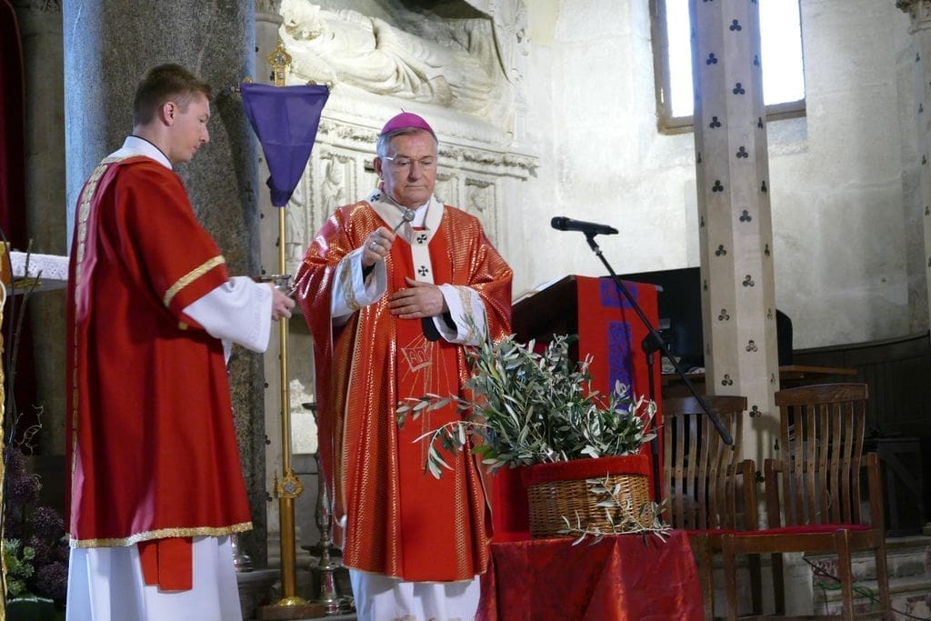 Uskrsna poruka nadbiskupa Barišića: "Prvi put da smo na Uskrs zatvoreni doma, u strahu od čudnoga nevidljivog neprijatelja - koronavirusa"