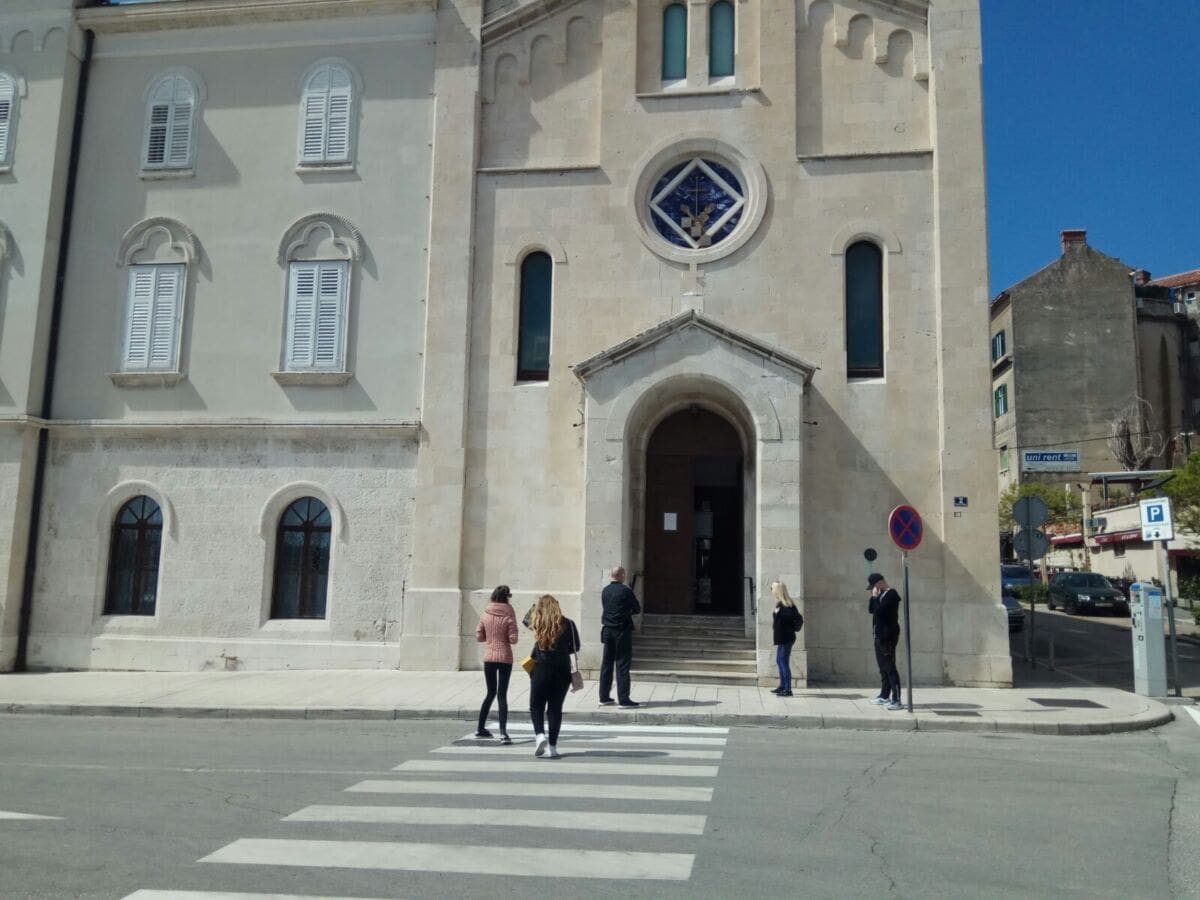 Građani u redu čekali na blagoslovljenu grančicu masline ispred crkve Sv. Frane