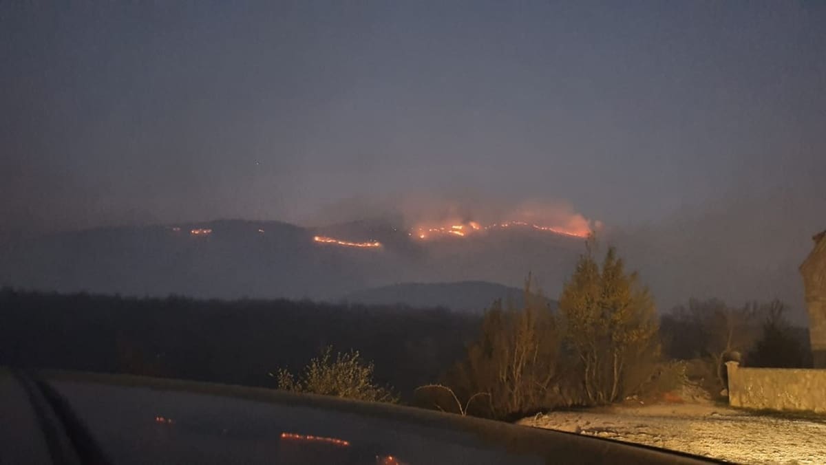 NAJNOVIJE FOTOGRAFIJE Vatrena fronta na Dinari sve veća