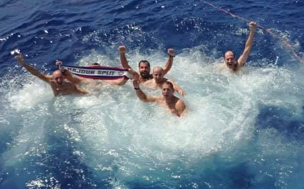 Kapetan zaustavio brod nasred Atlantika na 1.950 metara dubine i zapovjedio posadi da napravi ovu sliku