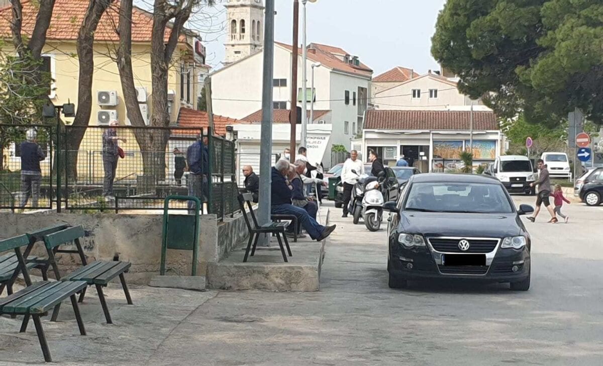 Umirovljenici grupno sjede po klupama u Stobreču. Nakon upozorenja člana civilne zaštite samo su - odmahnuli rukom