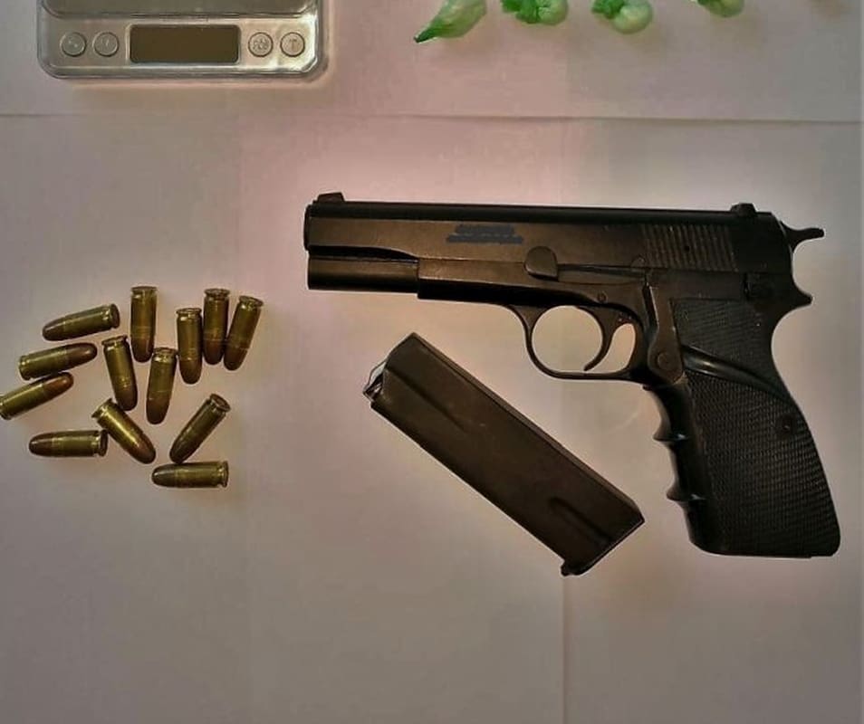 Zagvozd: Vozio neregistrirani auto bez vozačke dozvole, pronašli mu oružje i drogu