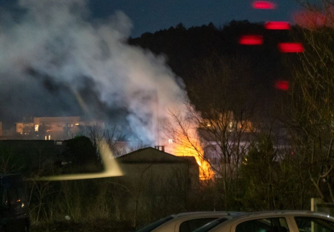 Gori krov bivše mljekare u Kninu, dio grada privremeno ostao bez struje