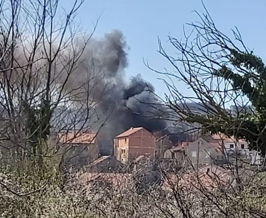 Muškarac u Kninu spaljivao smeće, pa zapalio obližnju kuću