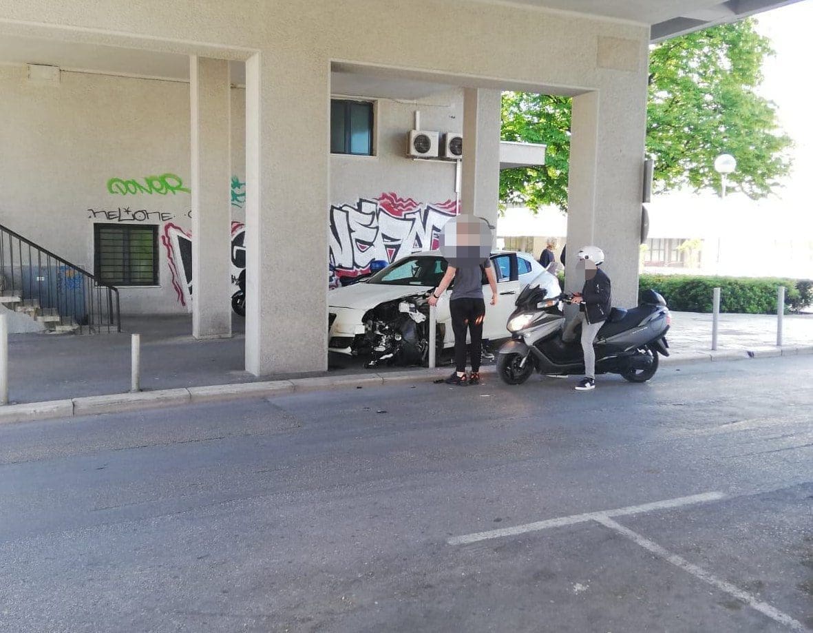 PROMETNA U SPLITU Automobil sletio s kolnika pa udario u zid
