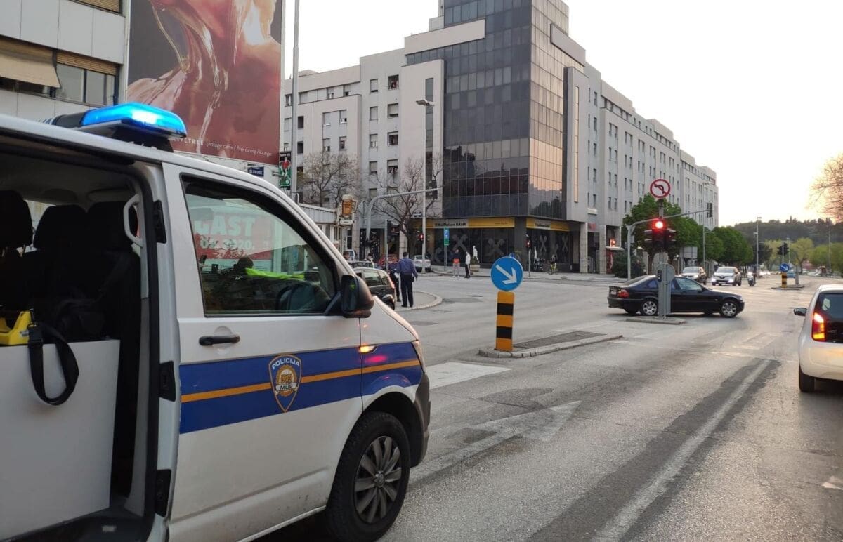 TRAŽE SE OČEVICI Sudar BMW-a i Forda Fieste kod "Kroma", jedan od vozača prošao kroz crveno