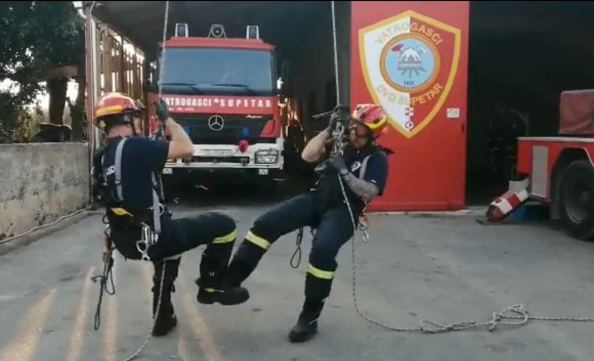 ODUŠEVILI Prihvatili izazov i zaplesali popularni "Foot Shake Dance": Od bračkih vatrogasaca, preko bolničara do policije