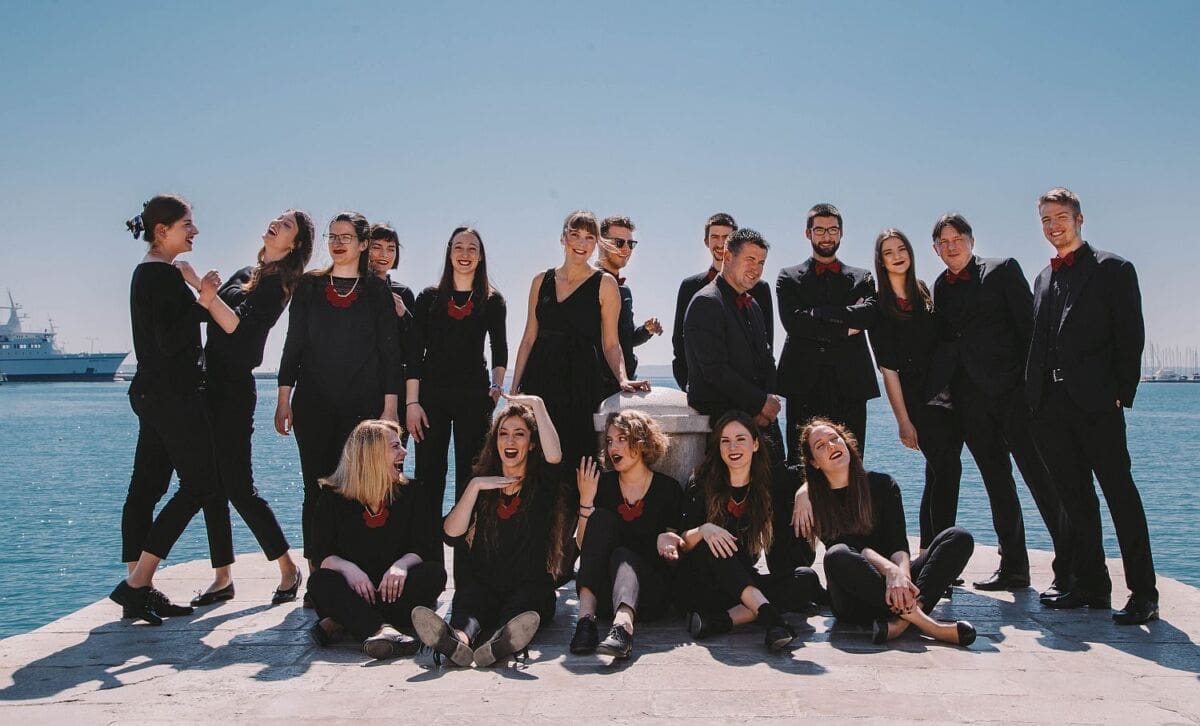 POSVEĆENO ZDRAVSTVENIM DJELATNICIMA Poslušajte kako je splitski zbor virtualno otpjevao odu domovini "Tvoja zemlja"