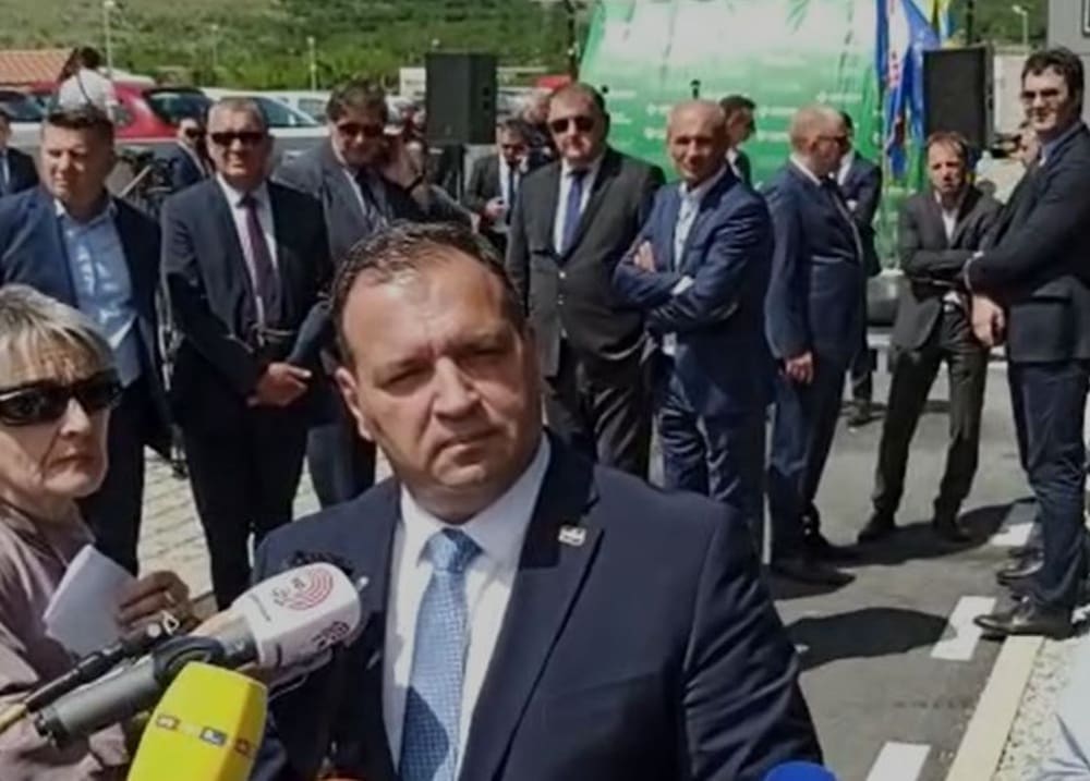 Ministar Beroš stigao u Dugopolje: Komentirao slučaj zamjene pacijentica u splitskoj bolnici, ali i situaciju u splitskome domu