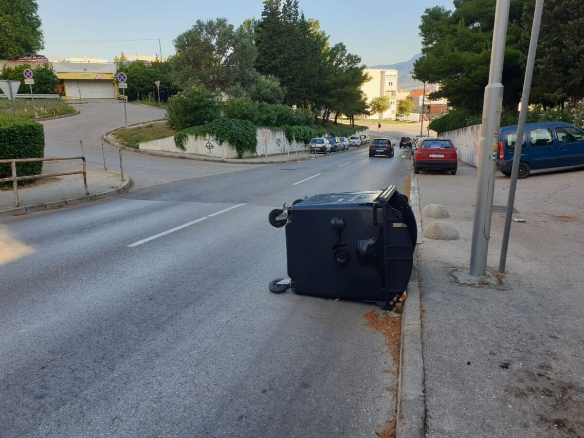 UDARI BURE DO 119km/h Letjeli kontejneri i padala stabla: Oštećeno auto i dva motora u Splitu