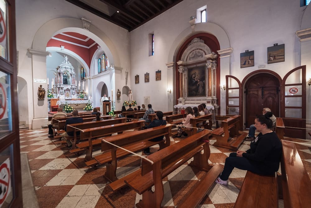 Uskoro objava novih mjera: Kreću propusnice, Stožer popustio Crkvi za Božić