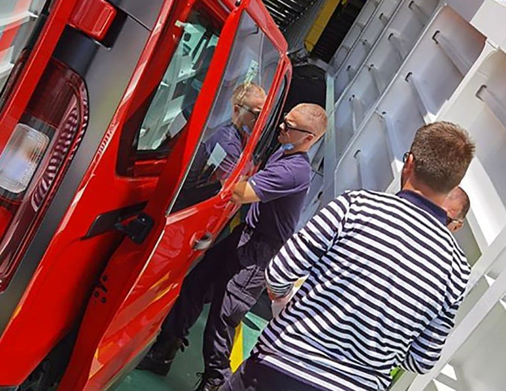 ZA SVAKU POHVALU Posada broda dala ruku i odvratila: "Bar znamo da je za dobru stvar"