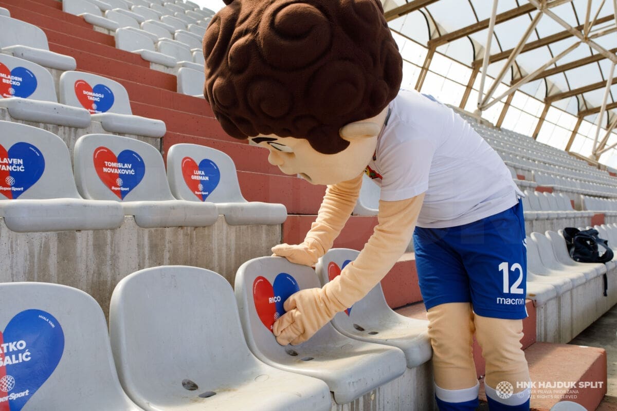 "UVIK U SRCU" Igrači prve momčadi i juniori Hajduka započeli s postavljanjem srca na istočnoj tribini
