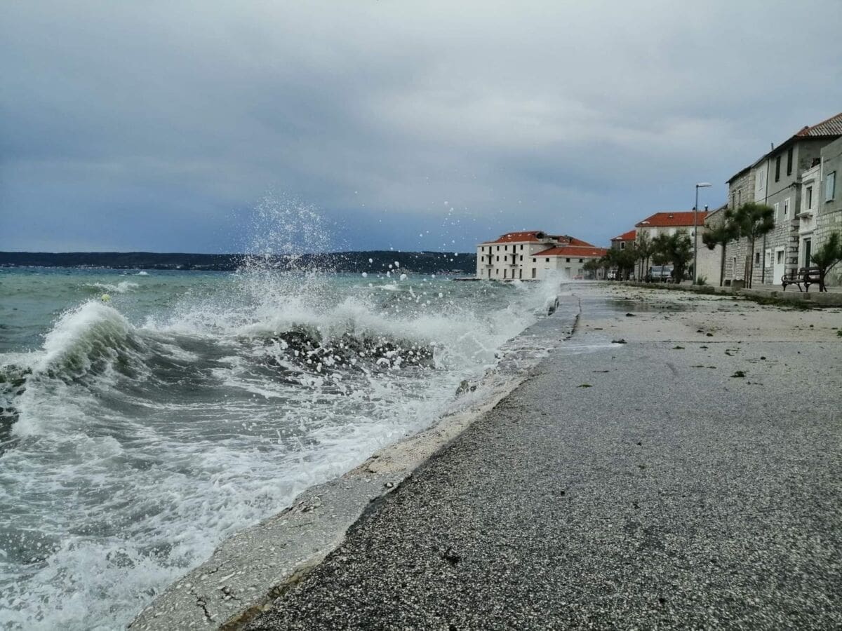 jugo_kastela_valovi01