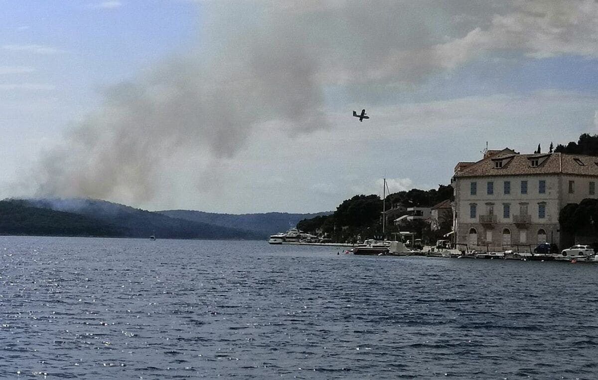 Požar na Braču gasi 25 vatrogasaca, u pomoć im stigle zračne snage