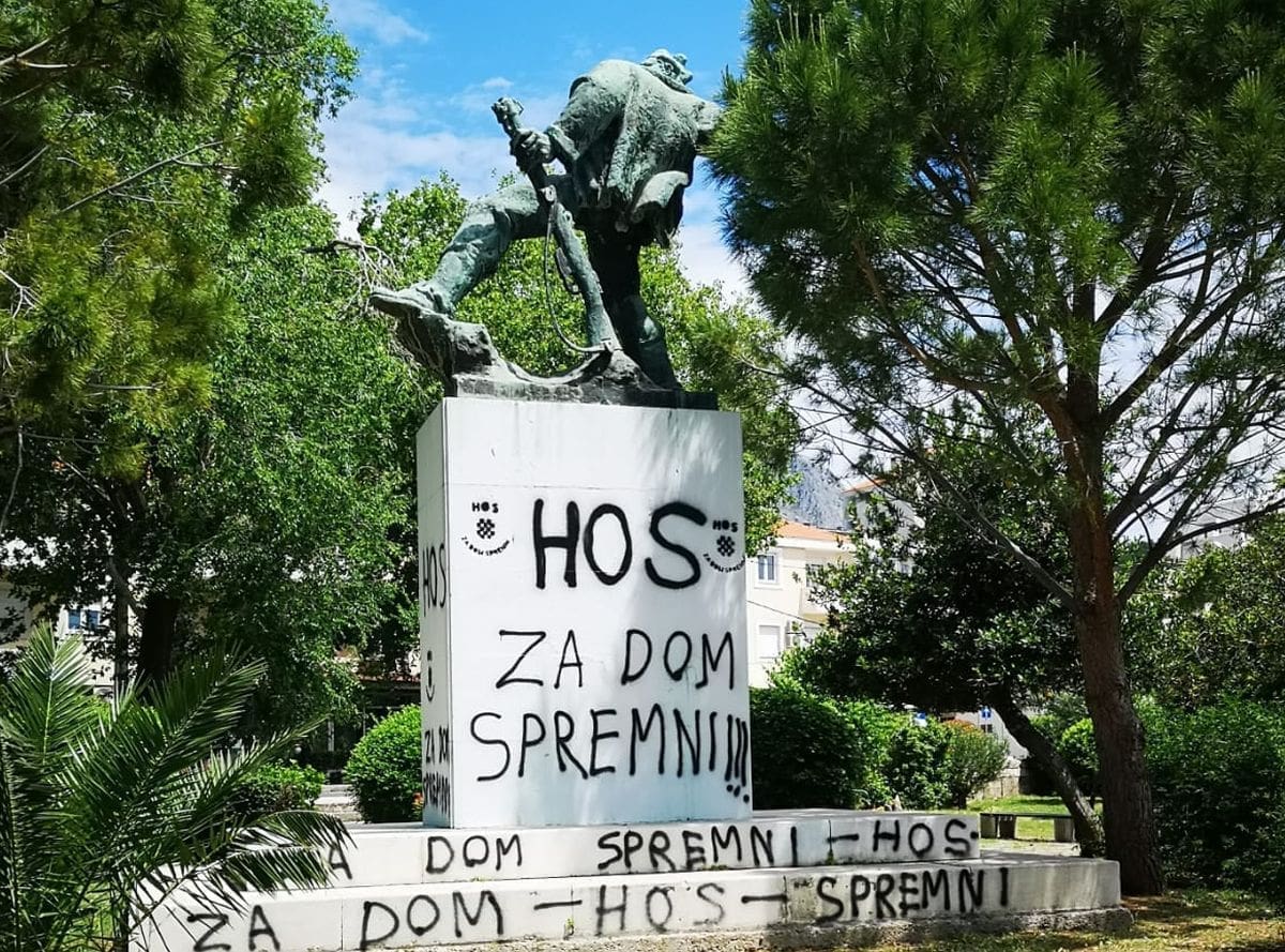 SITUACIJA U DUGOM RATU ESKALIRALA Išaran spomenik palim borcima, dominiraju "HOS i Za dom spremni"