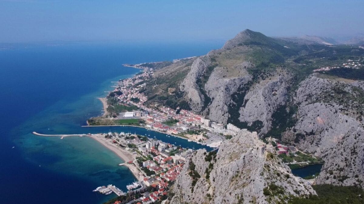 Nijemci ne napuštaju Dalmaciju ni nakon "crvene liste": U Omišu čak blizu lanjskih brojki