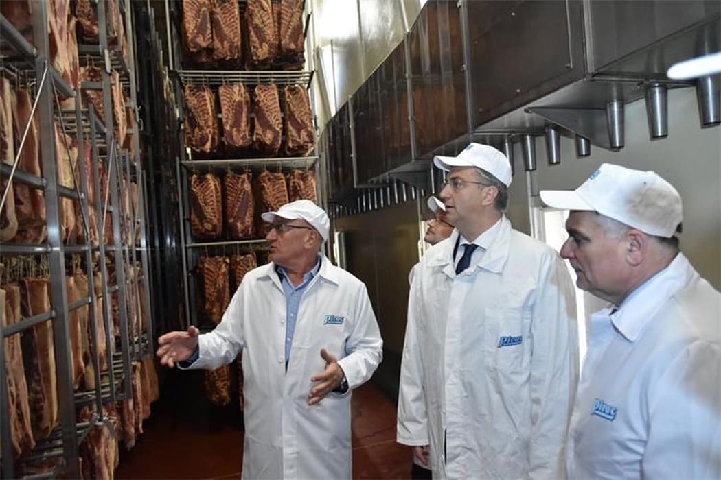 Plenković obišao Mesnu industriju Braća Pivac u Vrgorcu i poručio: "Ne dolazi u obzir da itko prisluškuje novinare"