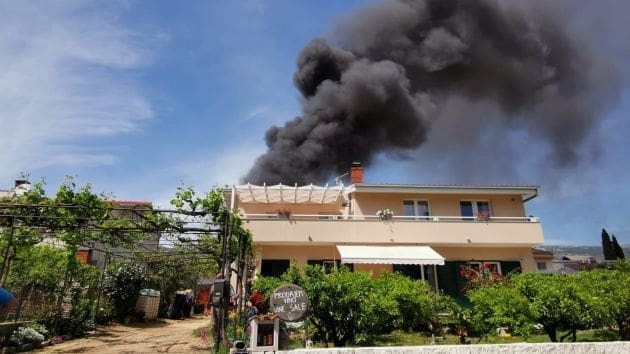 POŽAR OBJEKTA KOD RESNIKA Vatrogasci gase pomoćni objekt uz obiteljsku kuću, na terenu tri vatrogasna vozila