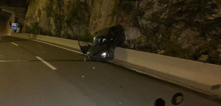 Prometna nesreća na brzoj cesti Klis-Split; Izletio s kolnika i završio na zaštitnoj ogradi