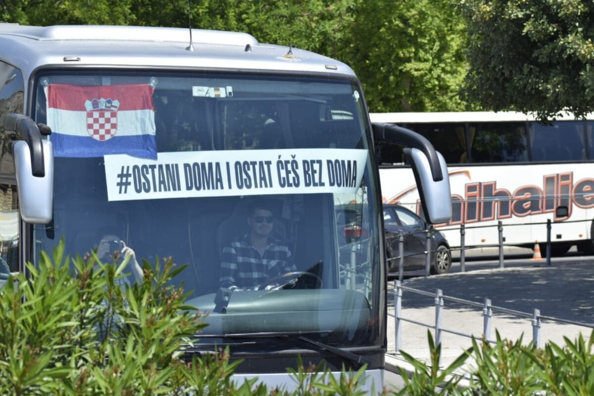 "PET DO PODNE" U Splitu prosvjeduju tvrtke za povremeni prijevoz: "Ostani doma i ostat ćeš bez doma"