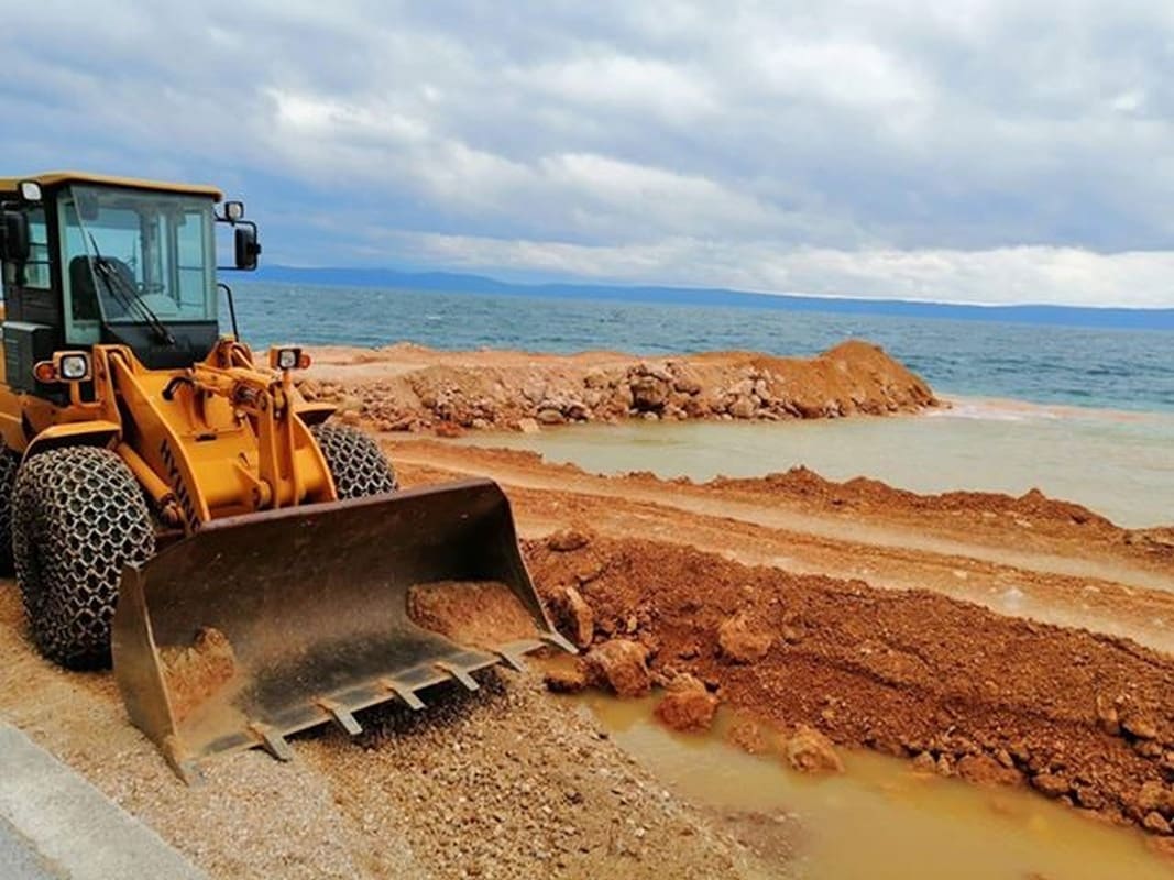 Općina Podgora ovih dana 20-ak puta prijavljena zbog zahvata na pomorskom dobru. Načelnik: Imali smo nevrijeme