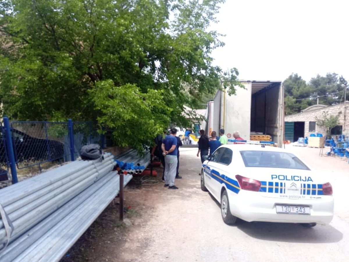 NESREĆA U DALMACIJI Poginuo radnik, na njega pale vodovodne cijevi