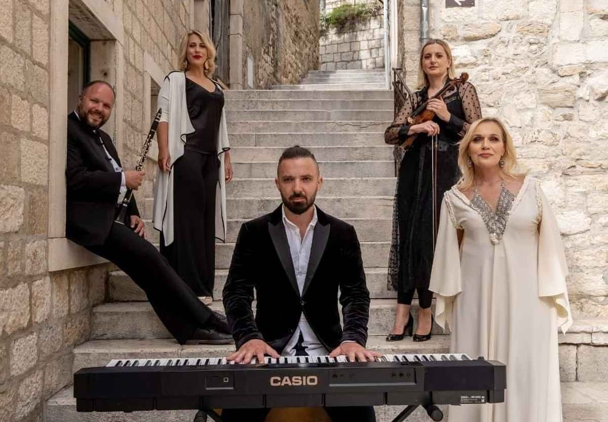 TEREZIJA KUSANOVIĆ I PRIJATELJI Prekrasna obrada poznate pjesme u izvedbi omiških glazbenika
