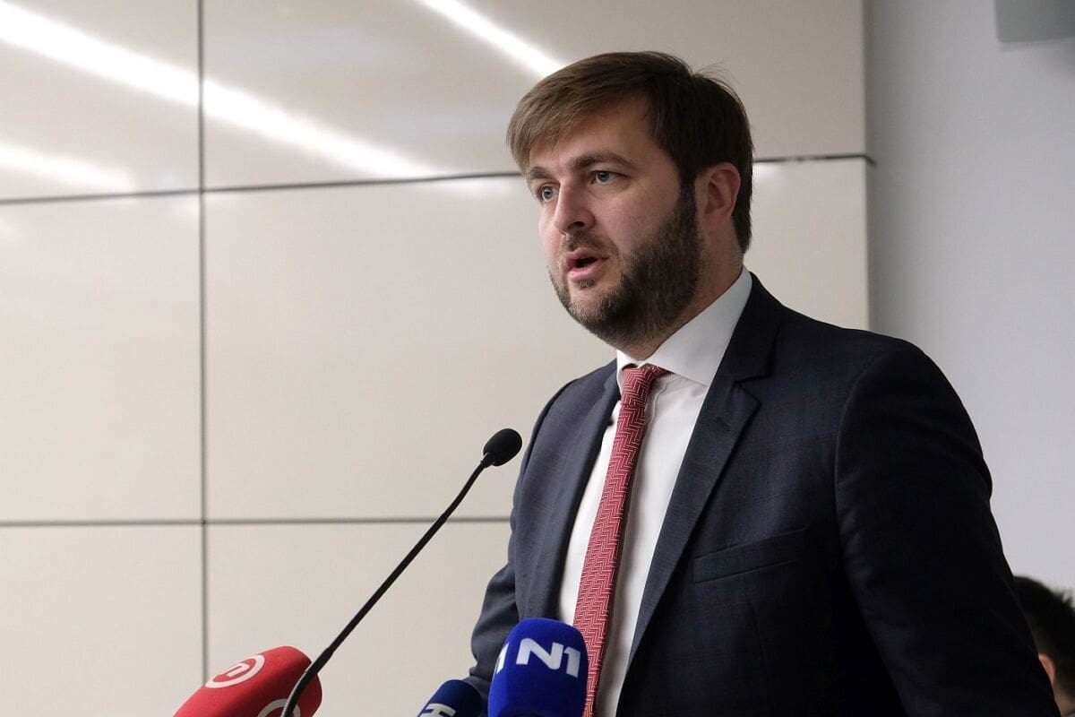 SKANDAL U VRGORCU Otkud ministar zna za sadržaj poruka u novinarskim grupama?