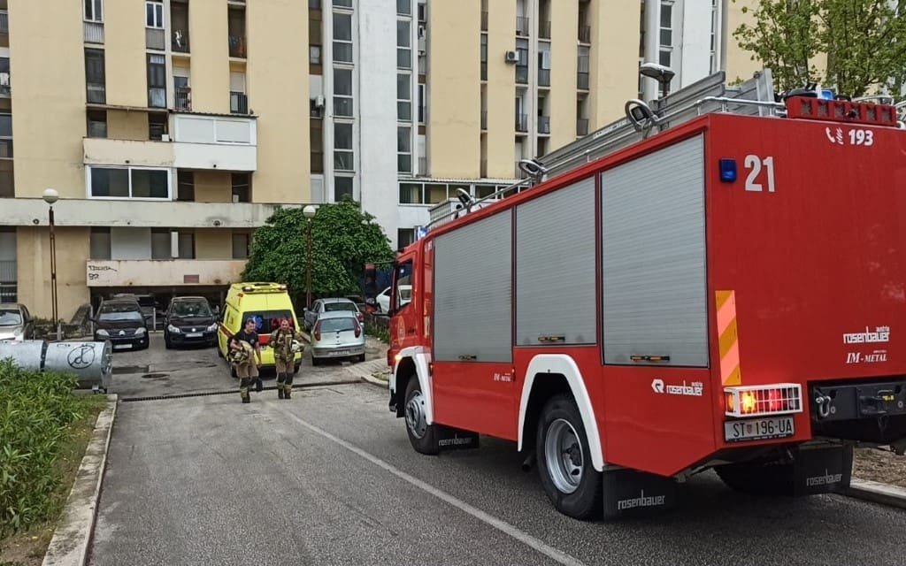 DRAMA NA SPLITU 3 Vatrogasci preko balkona spašavali stariju Splićanku