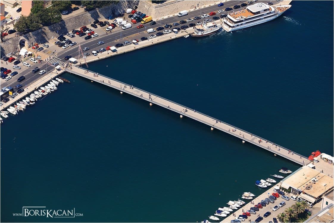 GAS PREKO PJEŠAČKOG MOSTA U ZADRU Vozač Golfa odlučio skratiti put, pješaci u šoku