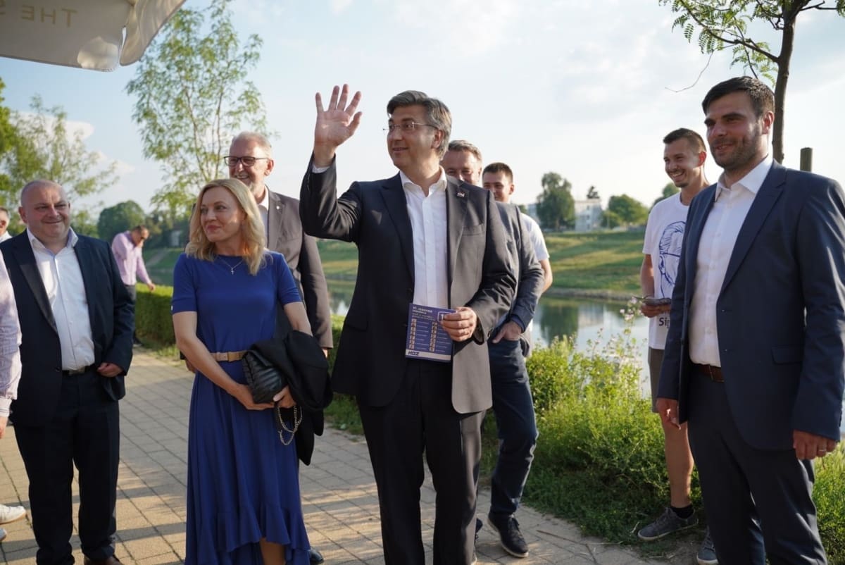 Plenković: Neka građani slušaju stručnjake, ne političare koji glume nadriliječnike