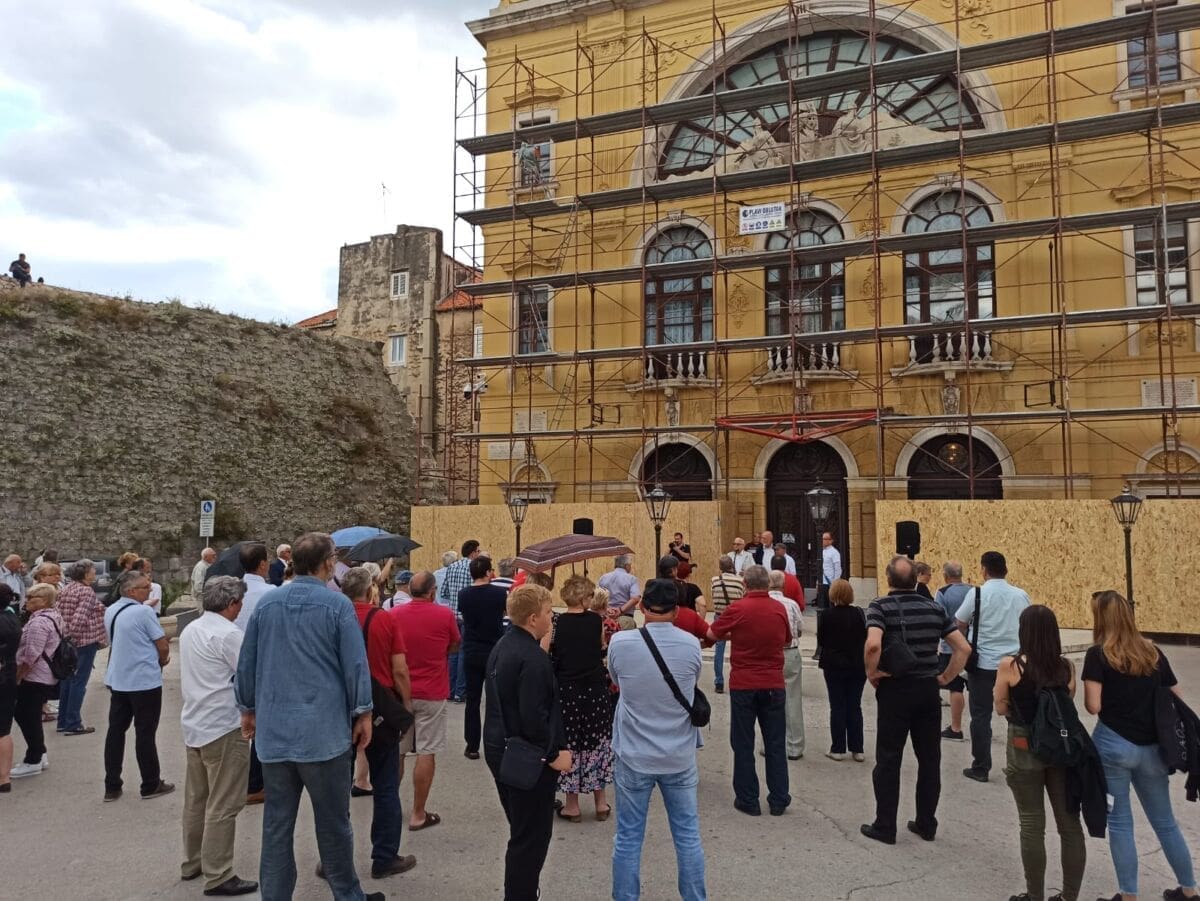 Pred splitskim HNK zaorila se "Bella Ciao", nadglasala je crkvena zvona Gospe od zdravlja