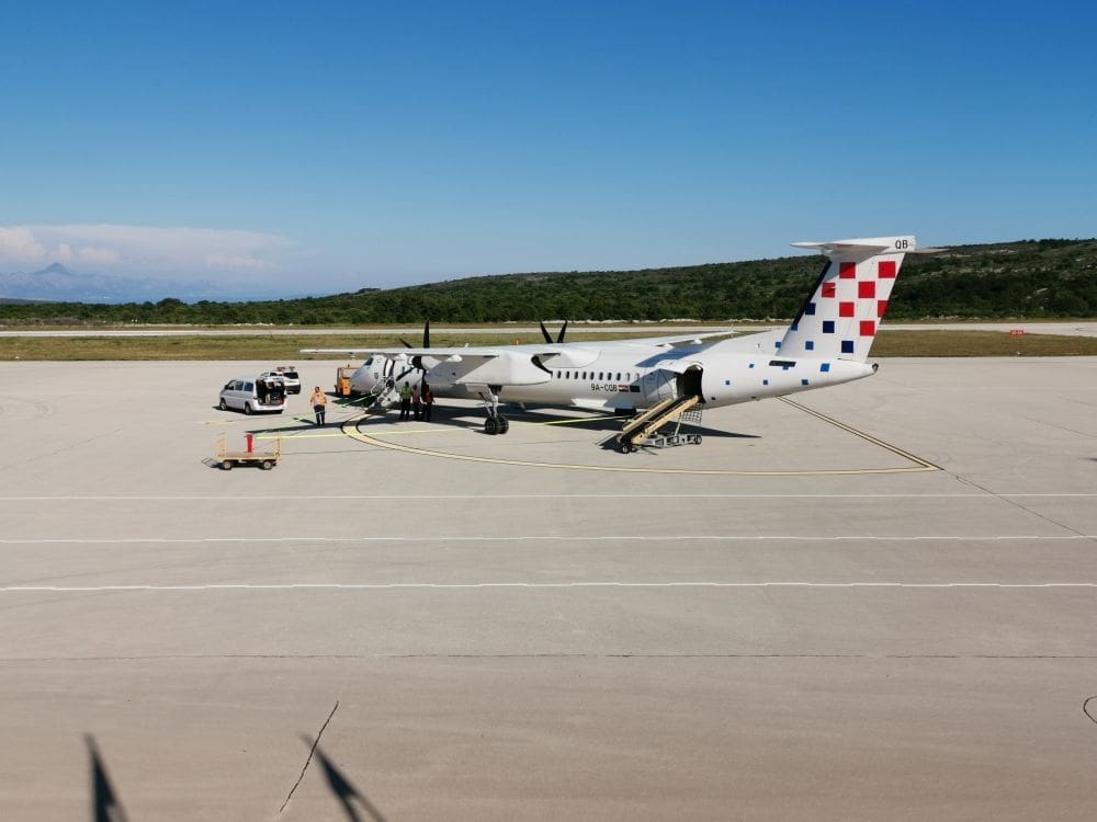 Prvi putnički avion sletio na Braču