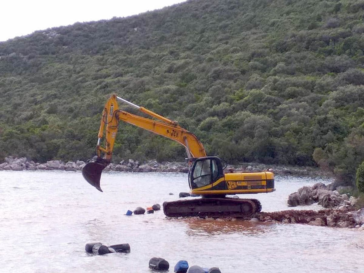 PRSTACI SE LEGALNO LOVE I PRODAJU Zašto ne bi mogli i bagerom u more?