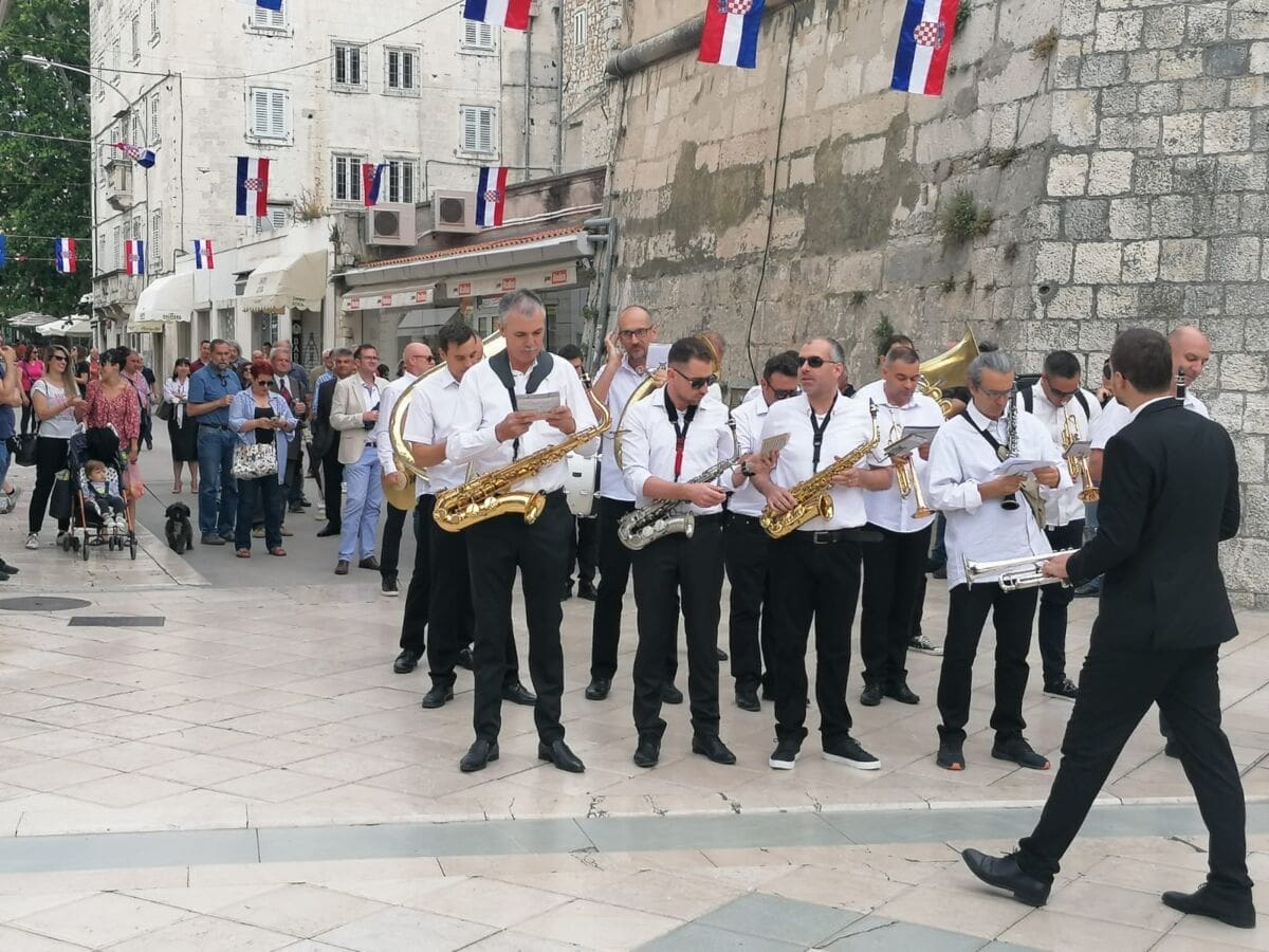 Jake policijske snage osiguravaju proslavu Dana antifašističke borbe: Limena glazba zasvirala u Marmontovoj i na Rivi